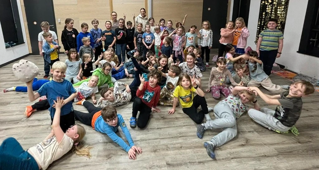 Dzieci i lektorki podczas wydarzenia Randka dla rodziców w BeeReady