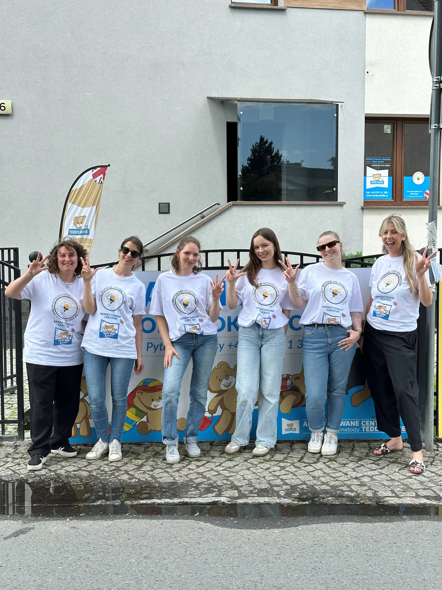 Zespół lektorek BeeReady przed siedzibą szkoły