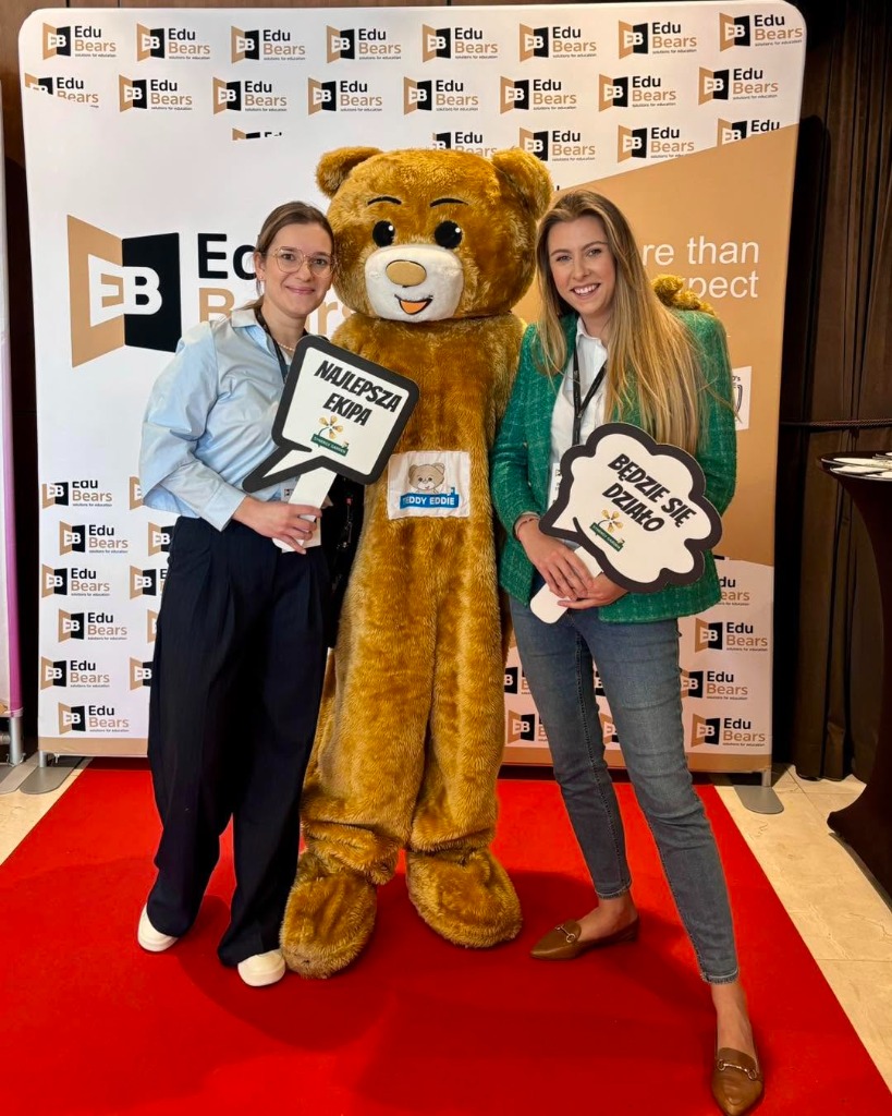 Lektorki BeeReady z maskotką Teddy Eddie podczas wydarzenia EduBears